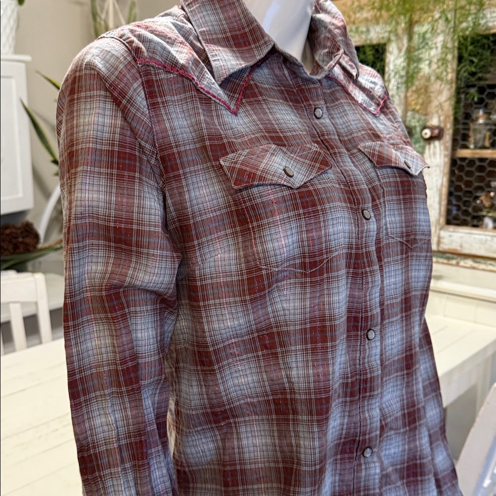 Wrangler, western pearl snap button up blue/rust size medium shirt 🕰️